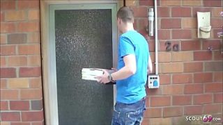 Altes Deutsches Paar schnappt sich Pizza Boy damit er seine Frau fickt – German Cuckold