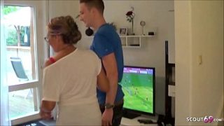 Mega Titten MILF treibt es mit dem 18 Jahre jungen Pizzaboten und ihr Typ guckt zu – German Cuckold